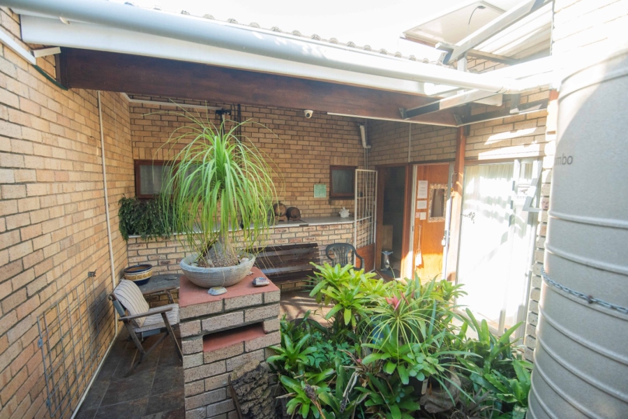 6 Bedroom Property for Sale in Bluewater Bay Eastern Cape